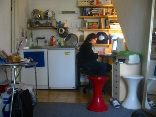Sabine devant son ordinateur