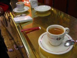 Nous allons boire un café