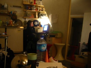 Sabine devant son ordinateur