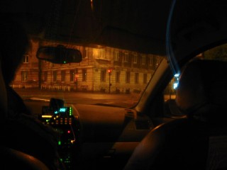 Nous prenons un taxi pour aller chez moi