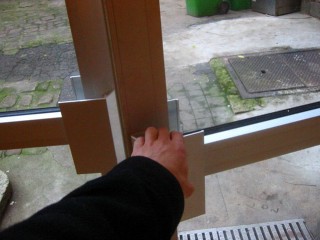 Je vais dans la cour