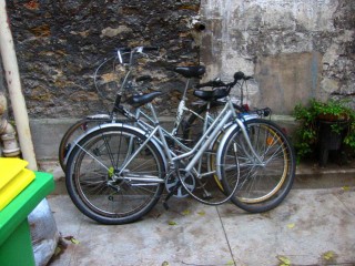 Je prends mon vélo. Sabine descend me rejoindre