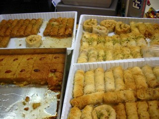 Nous partons. J'ai faim. Je m'achète une pâtisserie orientale