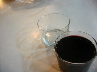Nous nous installons pour boire un verre