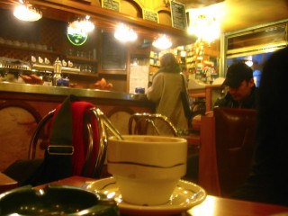 Nous nous posons dans un bar en attendant le début du colloque