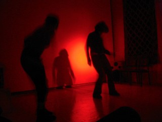 Les filles vont danser dans le sous-sol