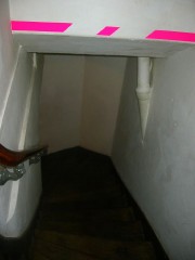 Nous descendons les escaliers