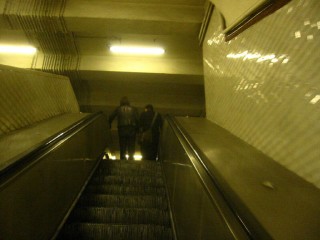 Nous sortons du métro