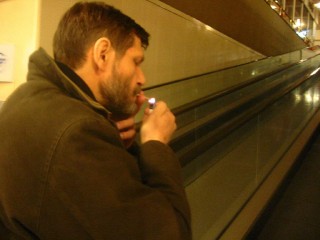Patrick allume une cigarette