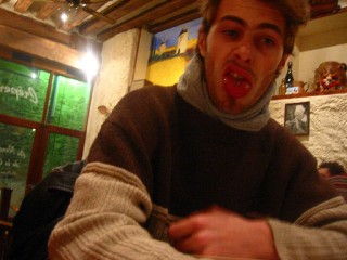 Vincent, son copain. Il me reconnait et me rappelle que nous avons été dans le même foyer de la DASS quand nous étions adolescents