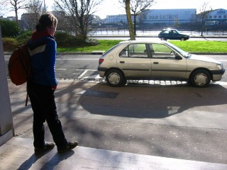 Je retrouve E B. Nous attensons ses parents qui vont venir nous prendre en voiture