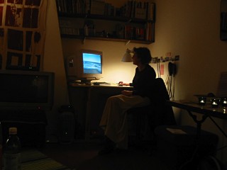 Alice à son bureau