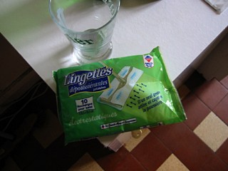 Je sors mes lingettes dépoussiérantes