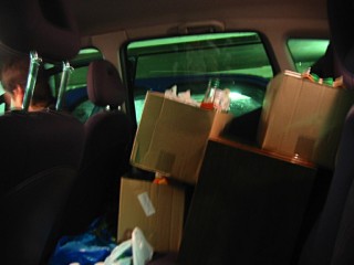 Nous chargeons les courses dans la voiture