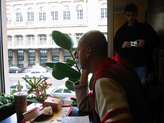 Je retrouve Edouard qui a rendez-vous avec M. T à 13h30
