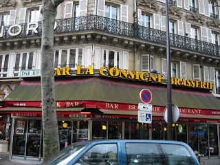 Nous avons rendez-vous avec M. T. Nous allons dans un bar pour l'attendre