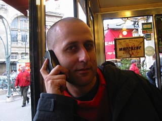 Edouard tente à nouveau de joindre M. T. En vain