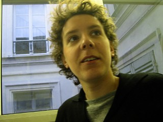 Alice passe récupérer l'appareil photo pour faire sa journée ADaM