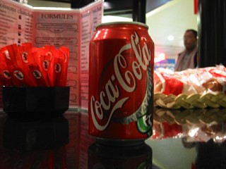 Je bois un coca dans une buvette