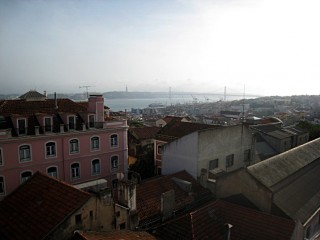 Je regarde à la fenêtre