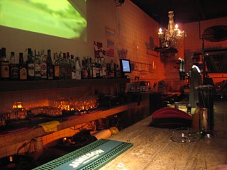 Nous buvons un verre dans un bar