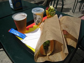 Nous retournons à la sandwicherie découverte la veille