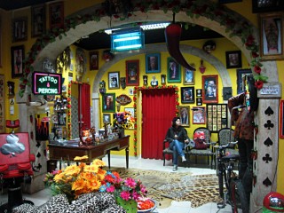 Nous trouvons refuge dans une boutique originale
