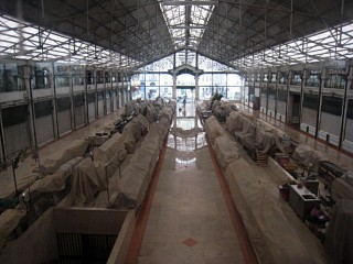 Nous visitons une sorte de marché couvert