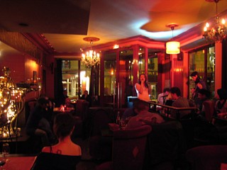 Une copine d'Aurore chante