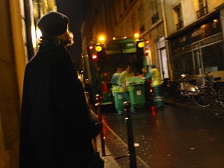J'arrive rue Chapon. Edouard n'est pas là