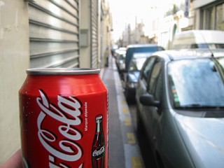 Je prends une canette de coca