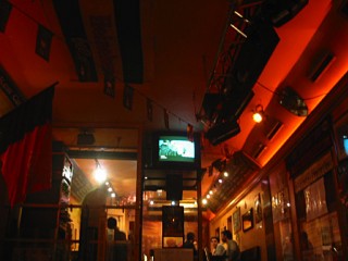 Je retrouve Sabine, qui ne veut pas que la prenne en photo, dans un bar du Marais