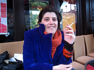 Je croise Aurore par hasard à la terrasse d'un café