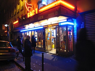 Nous repartons. Marjolaine va acheter des cigarettes