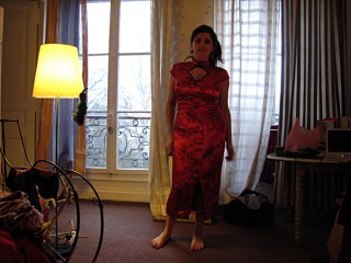 Aurore me montre les robes qu'elle a rapportées de Thaillande