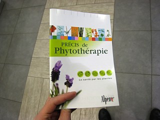 Aurore va à la pharmarcie. Je ramasse in Précis de Phytothérapie