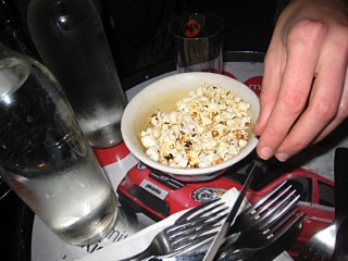 Nous nous installons. Nous mangeons du pop corn