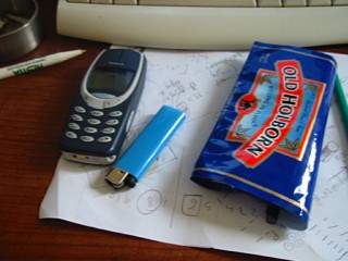 Mon téléphone portable, mon briquet et mon tabac