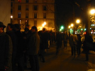 Nous partons. Il y a toujours une immense queue