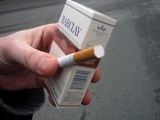 Nous sortons. Je n'ai plus de tabac