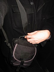 Je sors. Je prends mon appareil photo d'appoint pour le prêter à Néjib