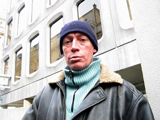 Un SDF me demande de l'argent. Je lui donne un peu de tabac