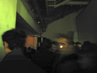 Nous arrivons dans un nouveau lieu plein de monde et très obscur