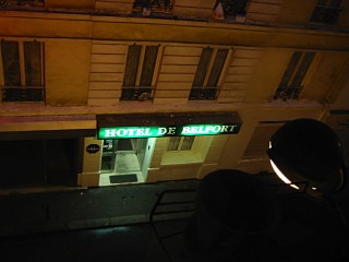 Je regarde à la fenêtre