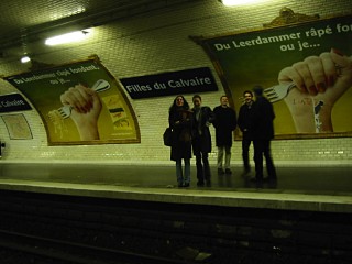 J'apperçois Julie sur l'autre quai. Je lui fais signe