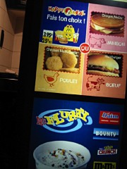 Nous avons faim. Nous allons prendre du Mac Do à emporter