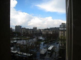 Je regarde à la fenêtre