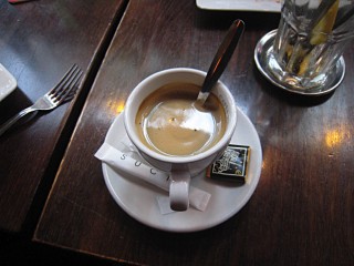 Je mange un café
