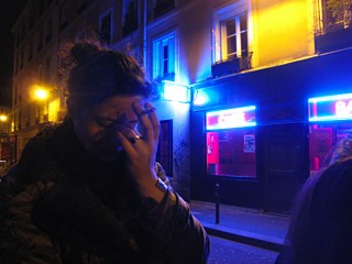 Tout le monde sort fumer une cigarette dehors