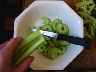 Dimanche midi. Je prépare à manger